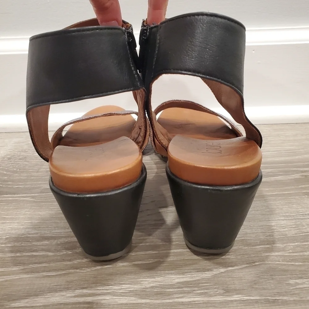 NEW BUENO Ida Wedge Sandal In Pewter Metallic/ Black Leather
